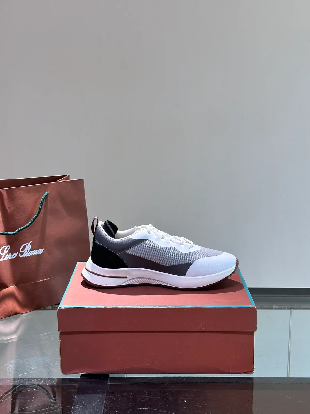Prada أبيض رمادي شبكة متعددة الطبقات وتداخلات اصطناعية منتصف منحوت نمط حياة 4