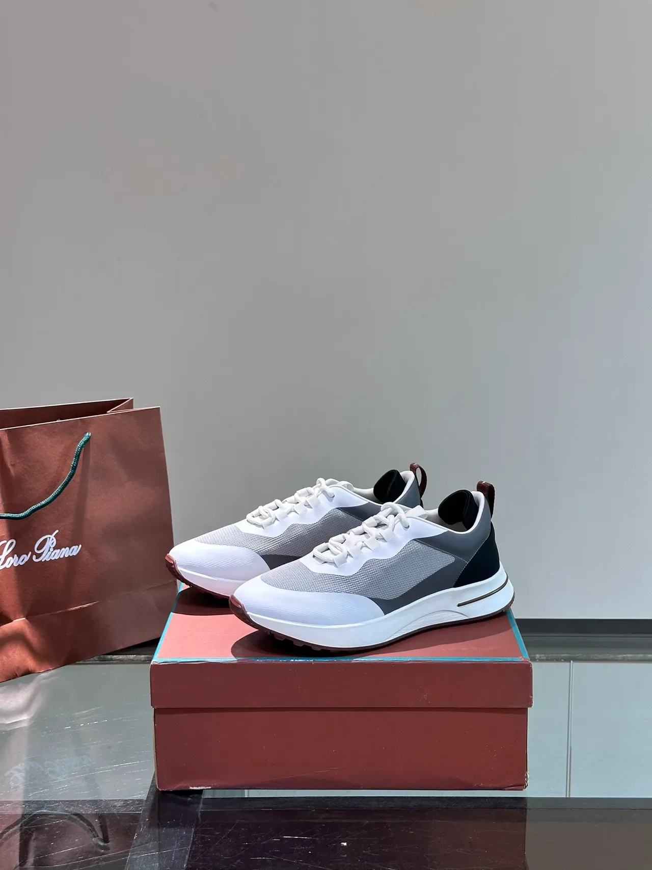 Prada أبيض رمادي شبكة متعددة الطبقات وتداخلات اصطناعية منتصف منحوت نمط حياة 5