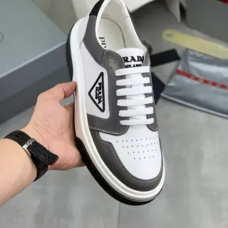 Prada Sneakers Lifestyle Blanc et Gris en Cuir avec Perforation au Bout