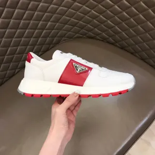 Prada zapatillas lifestyle con parte superior de cuero blanco y rojo y textil con franja lateral prominente