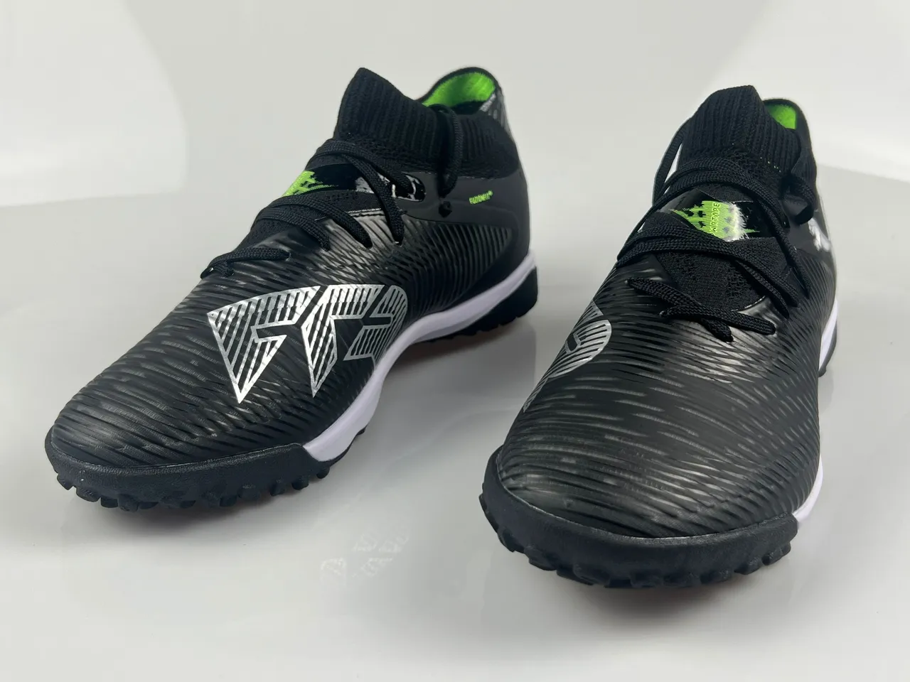 Puma Noir Blanc à côtes Synthétique Supérieur Col de Chaussette Pelouse Chaussures de Football 2