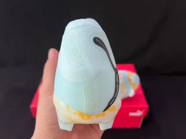 Puma Chaussures de football bleu et jaune, coupe basse, partie supérieure en chaussette, terrain ferme 3