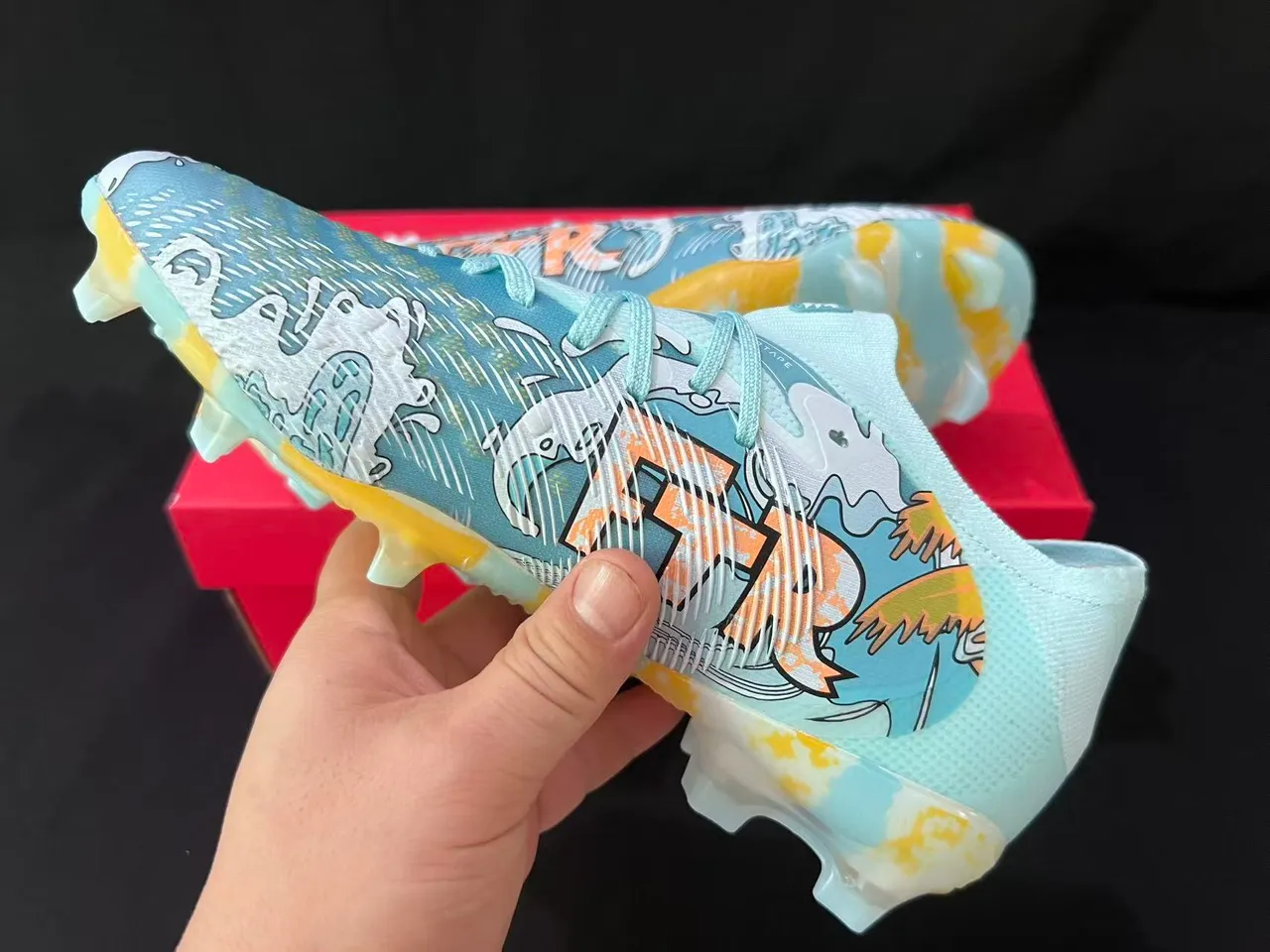 Puma Chaussures de football bleu et jaune, coupe basse, partie supérieure en chaussette, terrain ferme 4
