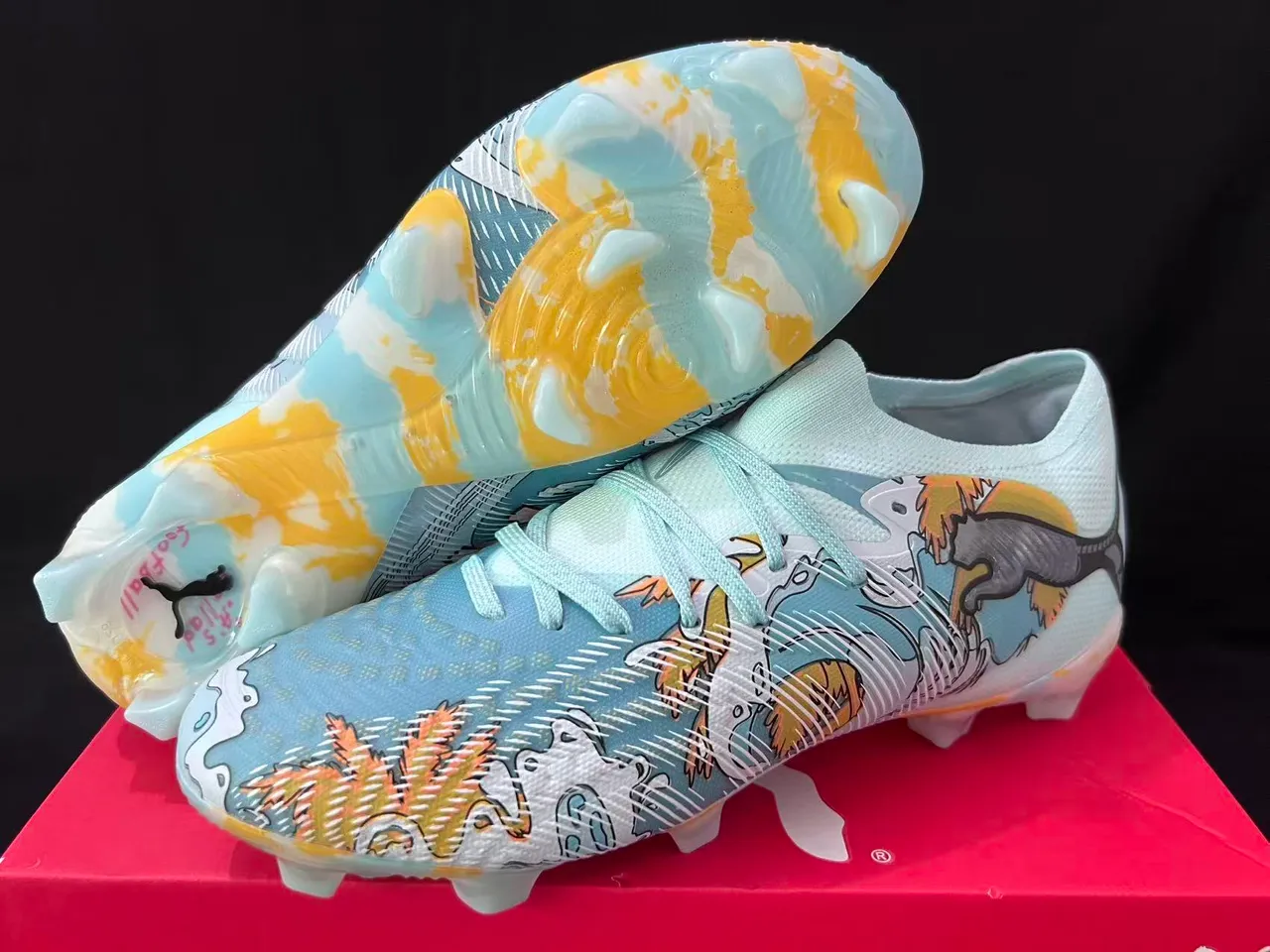 Puma Chaussures de football bleu et jaune, coupe basse, partie supérieure en chaussette, terrain ferme 8