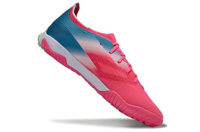 Puma Future Z Rose Bleu Chaussure à Profil Bas avec Upper en Gradient Chaussures de Football sur Herbe 2