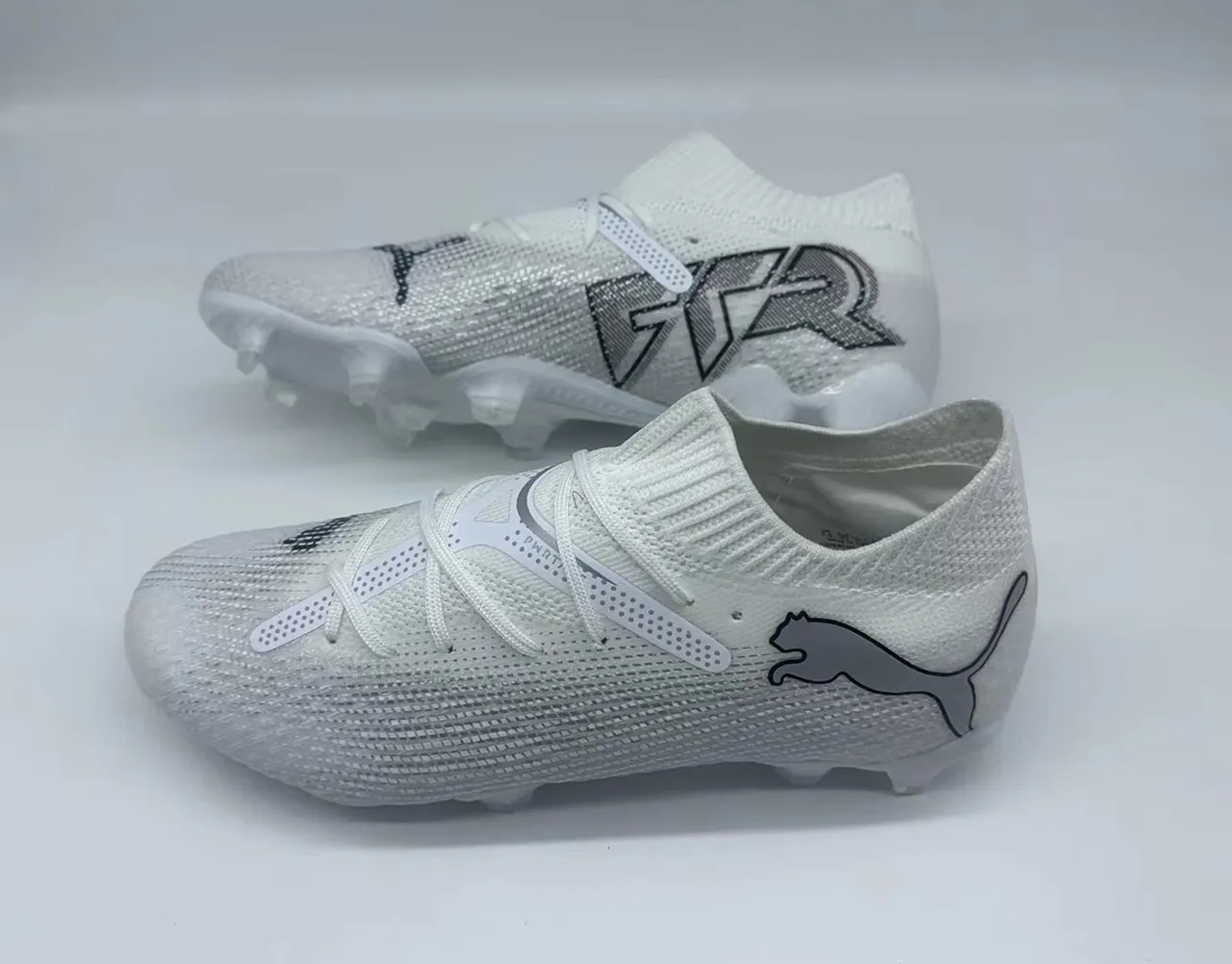 Puma Zapatos de fútbol con upper de knit blanco gris, sistema integrado de cordones y jaula para terreno firme 2