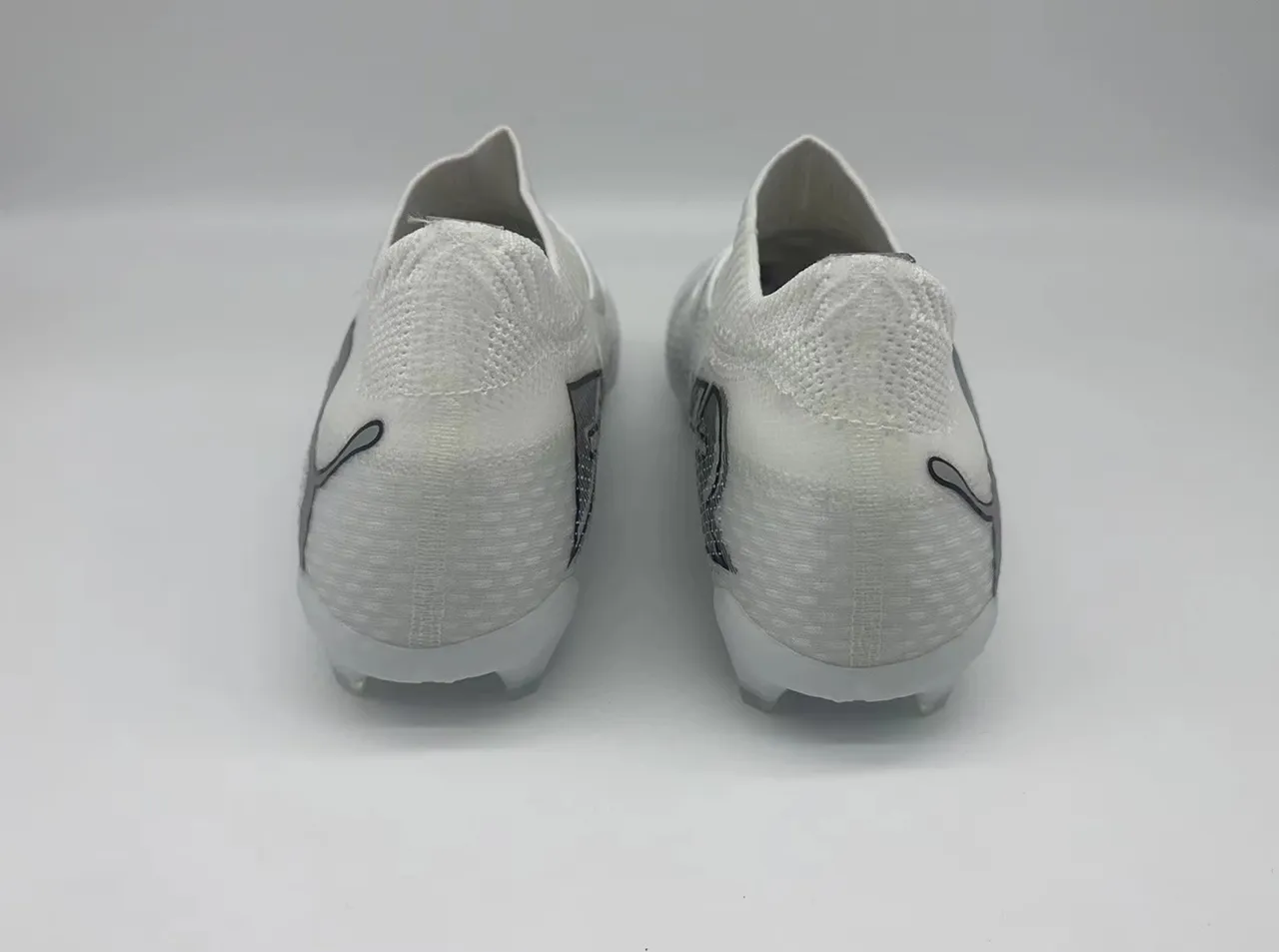 Puma Zapatos de fútbol con upper de knit blanco gris, sistema integrado de cordones y jaula para terreno firme 3
