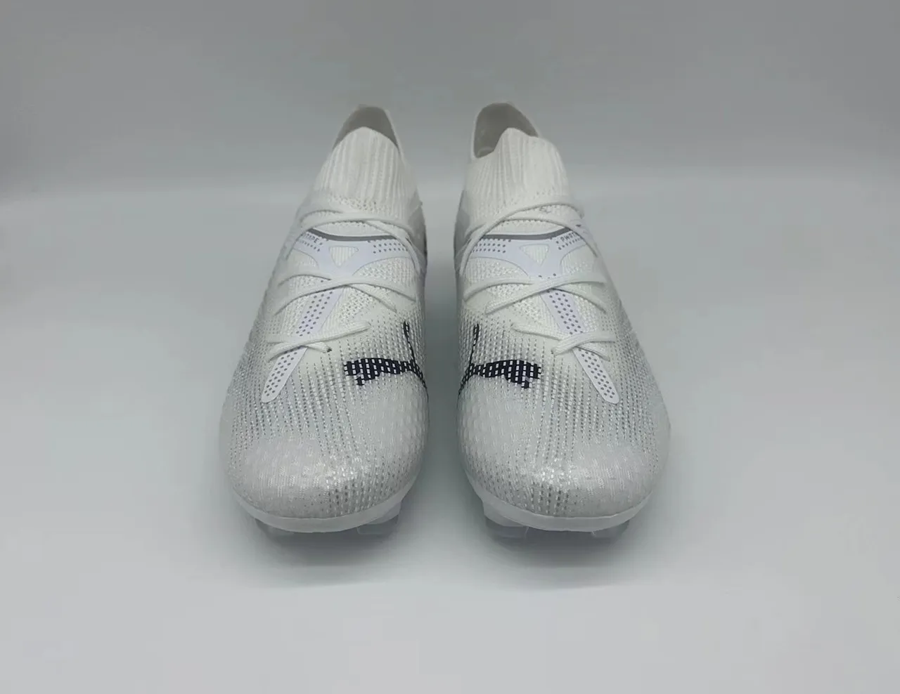 Puma Zapatos de fútbol con upper de knit blanco gris, sistema integrado de cordones y jaula para terreno firme 4