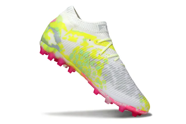 Puma Sapatos de Futebol Brancos e Rosas de Baixo Corte com Colarinho de Malha e Cordões Assimétricos Cobertos para Campo Firme 2