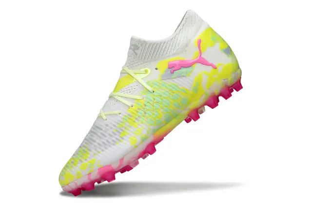 Puma Sapatos de Futebol Brancos e Rosas de Baixo Corte com Colarinho de Malha e Cordões Assimétricos Cobertos para Campo Firme 3