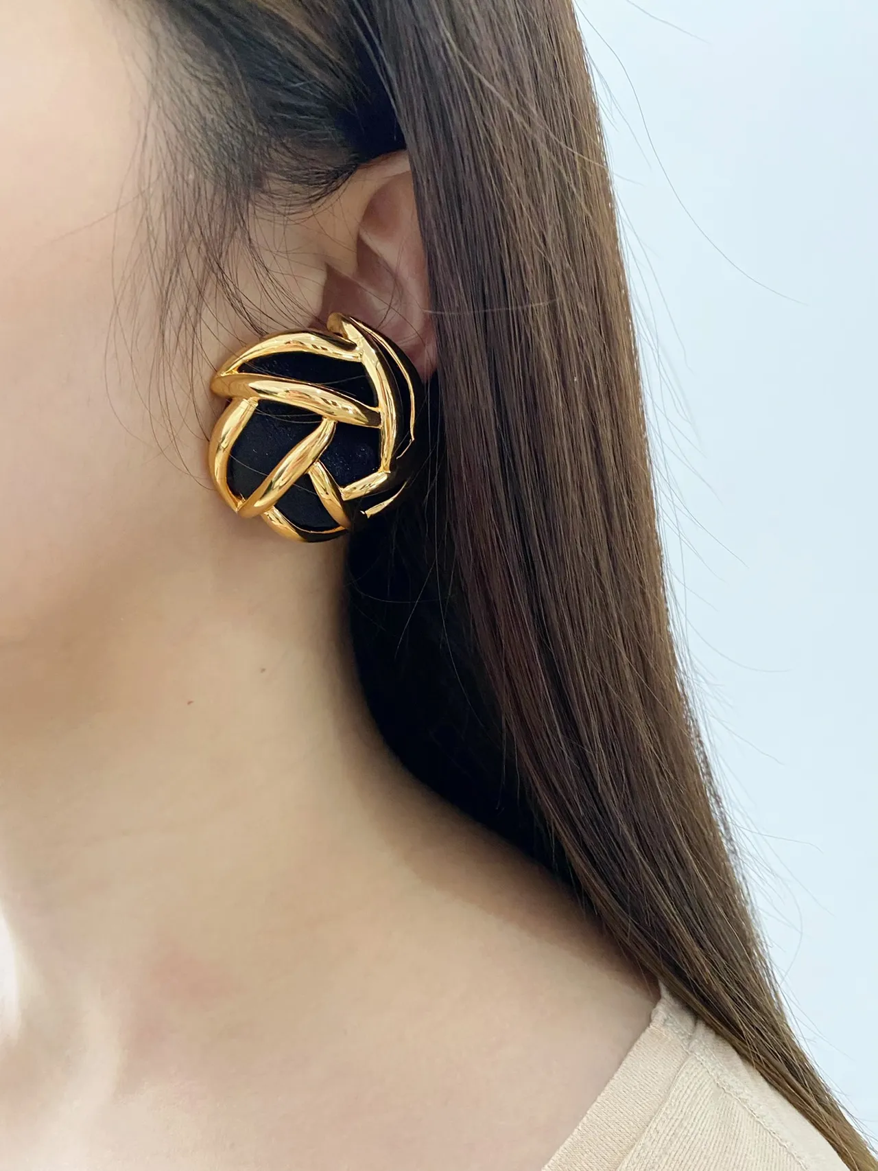 Saint Laurent Brincos de Ouro Preto com Motivo de Nó Entrelaçado em Metal Polido 3