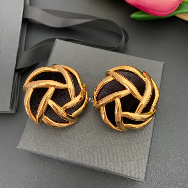 Saint Laurent Brincos de Ouro Preto com Motivo de Nó Entrelaçado em Metal Polido 6