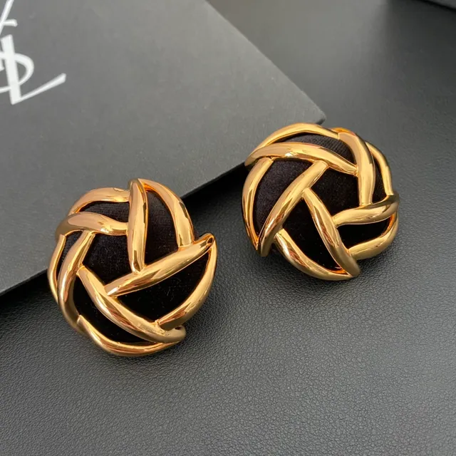 Saint Laurent Brincos de Ouro Preto com Motivo de Nó Entrelaçado em Metal Polido 7