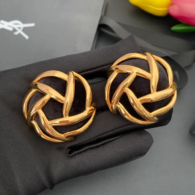 Saint Laurent Brincos de Ouro Preto com Motivo de Nó Entrelaçado em Metal Polido 9
