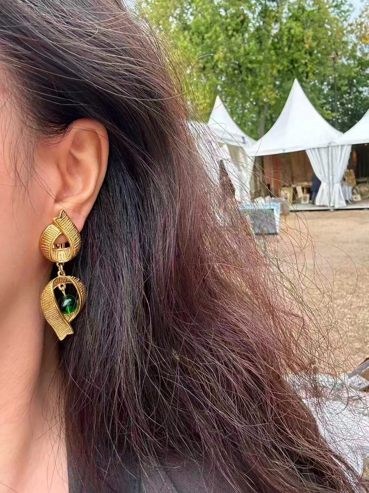 Boucles d'oreilles Saint Laurent Or Vert Finition Texturée Asymétrique Cadre En Ruban 2