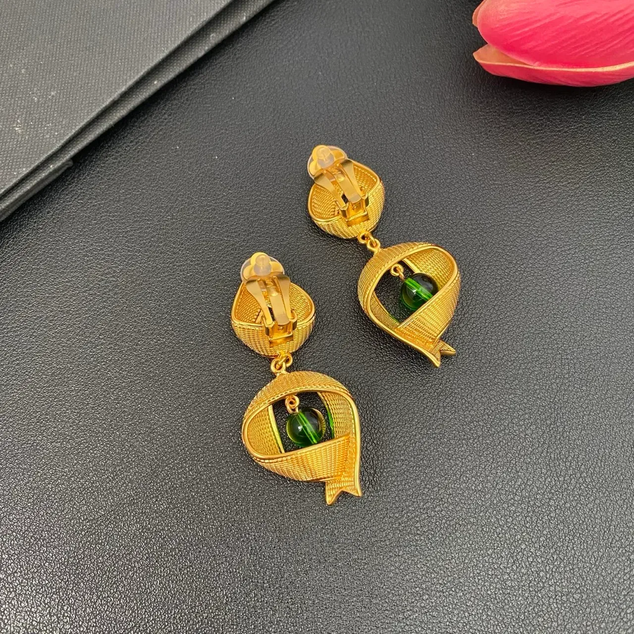 Boucles d'oreilles Saint Laurent Or Vert Finition Texturée Asymétrique Cadre En Ruban 3