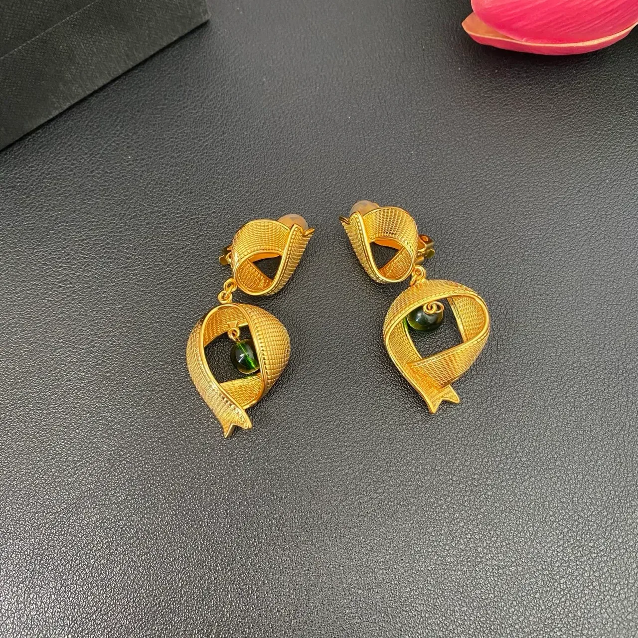 Boucles d'oreilles Saint Laurent Or Vert Finition Texturée Asymétrique Cadre En Ruban 5