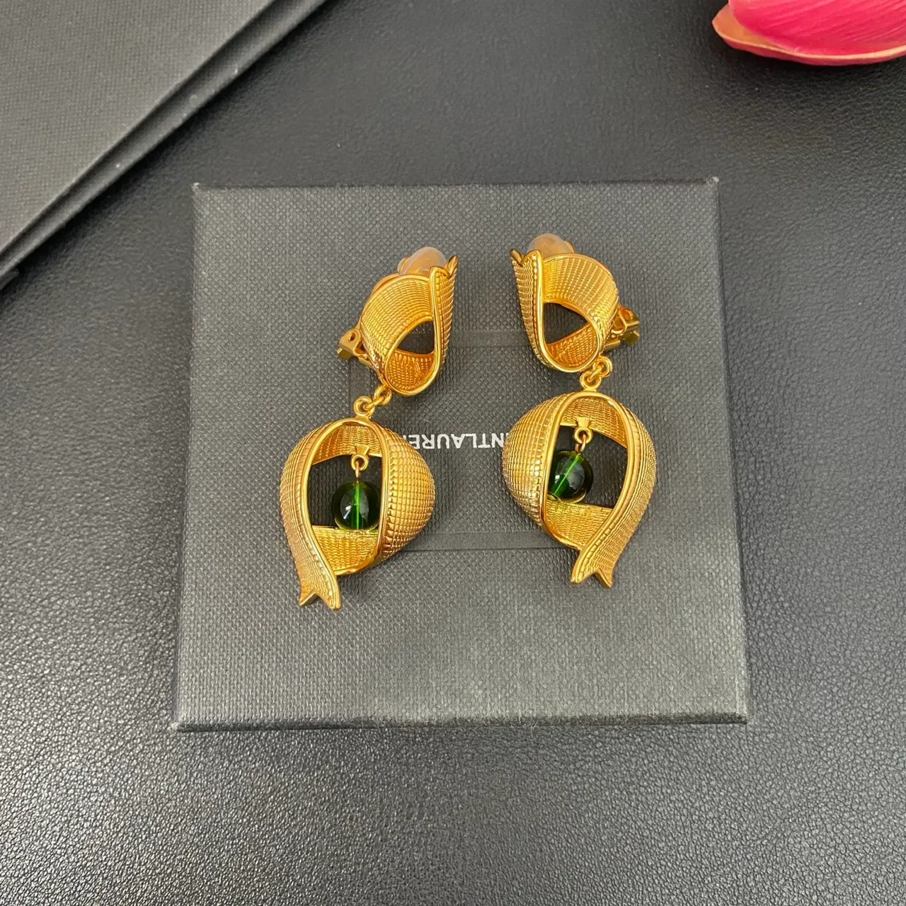 Boucles d'oreilles Saint Laurent Or Vert Finition Texturée Asymétrique Cadre En Ruban 6