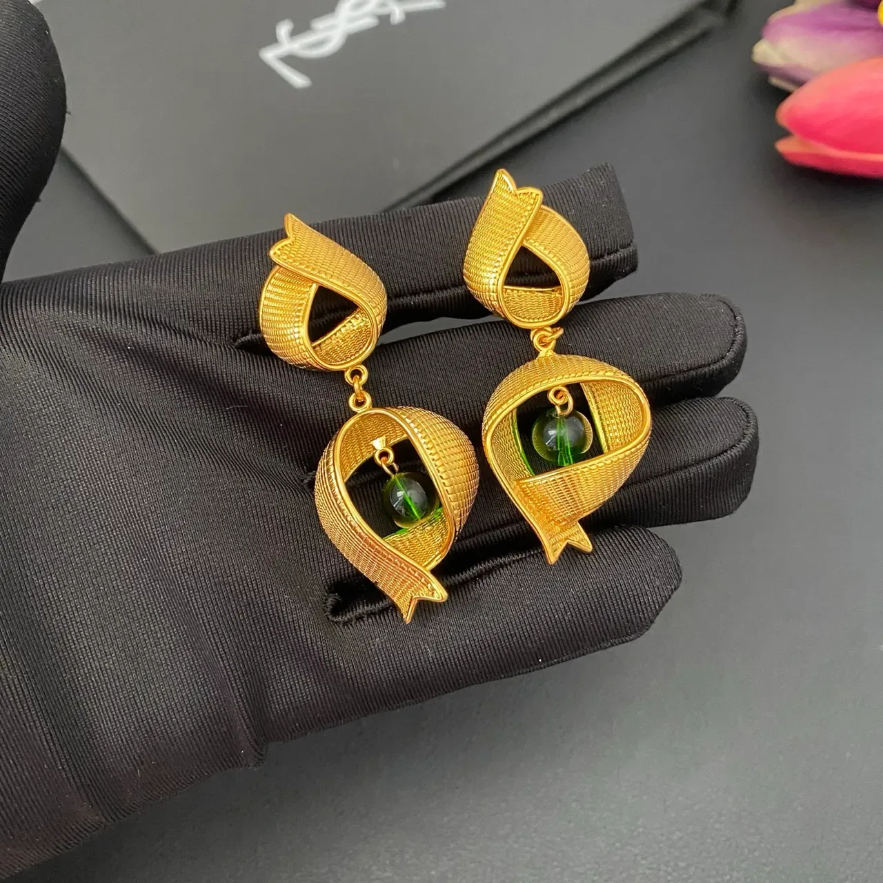 Boucles d'oreilles Saint Laurent Or Vert Finition Texturée Asymétrique Cadre En Ruban 7