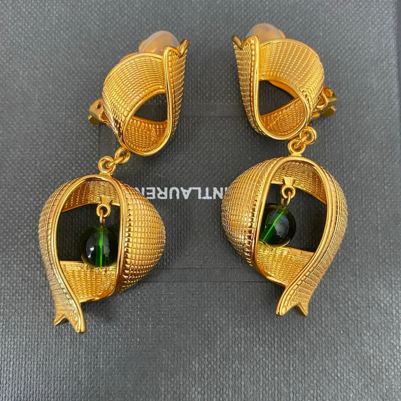 Boucles d'oreilles Saint Laurent Or Vert Finition Texturée Asymétrique Cadre En Ruban 8