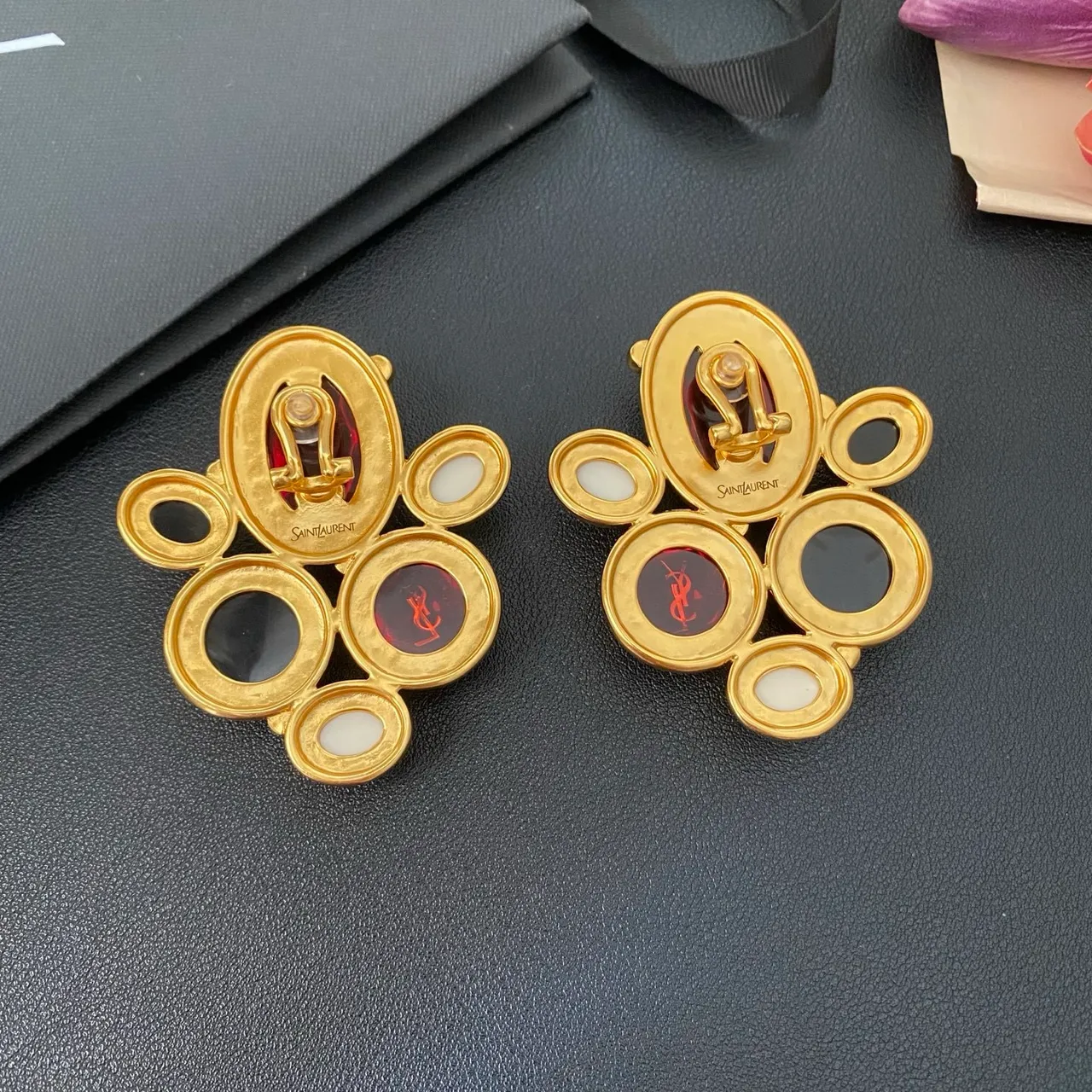 Boucles d'oreilles Saint Laurent en métal doré rouge multi-pierres cluster 4