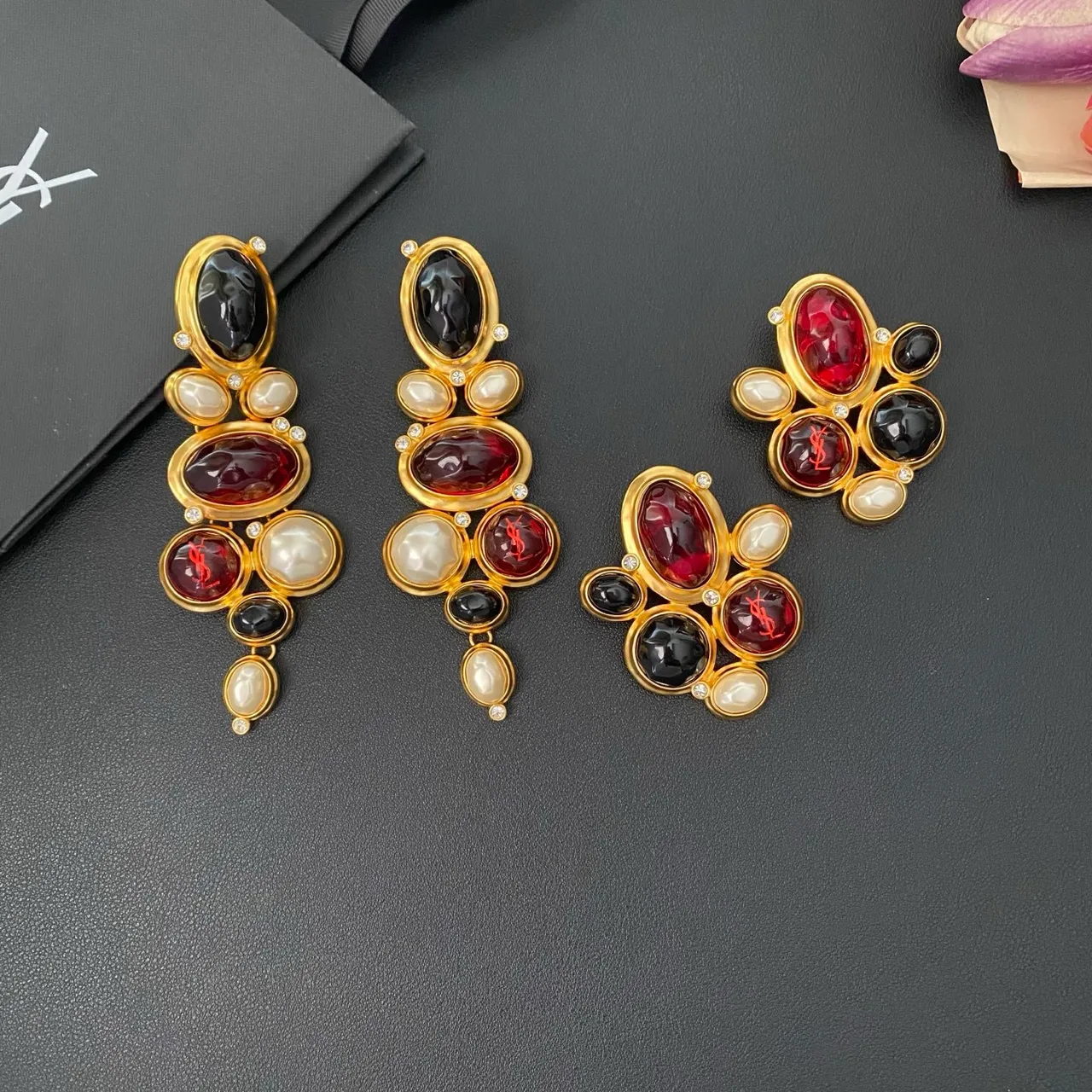 Boucles d'oreilles Saint Laurent en métal doré rouge multi-pierres cluster 5