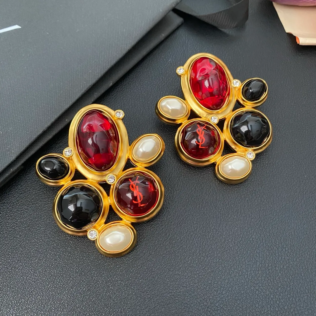 Boucles d'oreilles Saint Laurent en métal doré rouge multi-pierres cluster 6