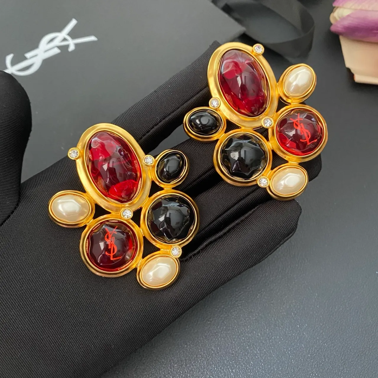 Boucles d'oreilles Saint Laurent en métal doré rouge multi-pierres cluster 7