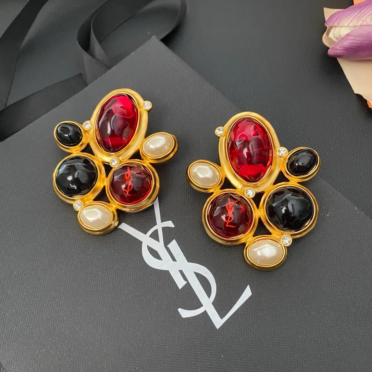 Boucles d'oreilles Saint Laurent en métal doré rouge multi-pierres cluster 8