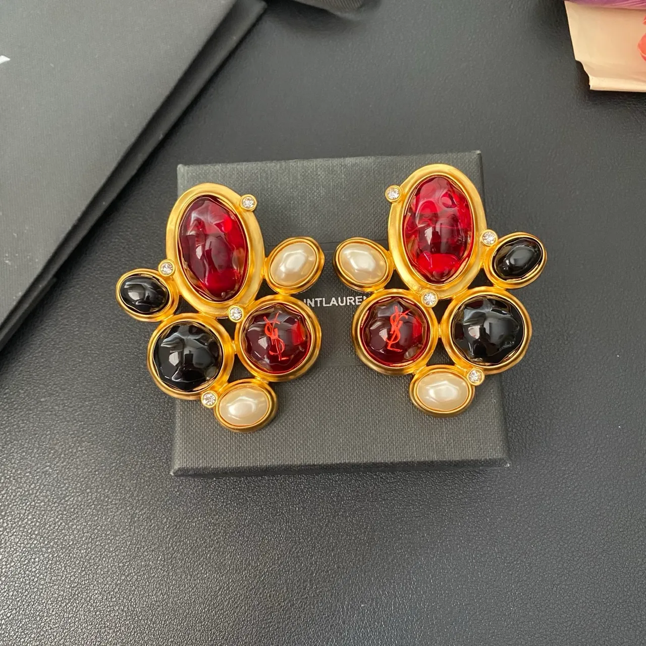 Boucles d'oreilles Saint Laurent en métal doré rouge multi-pierres cluster 9