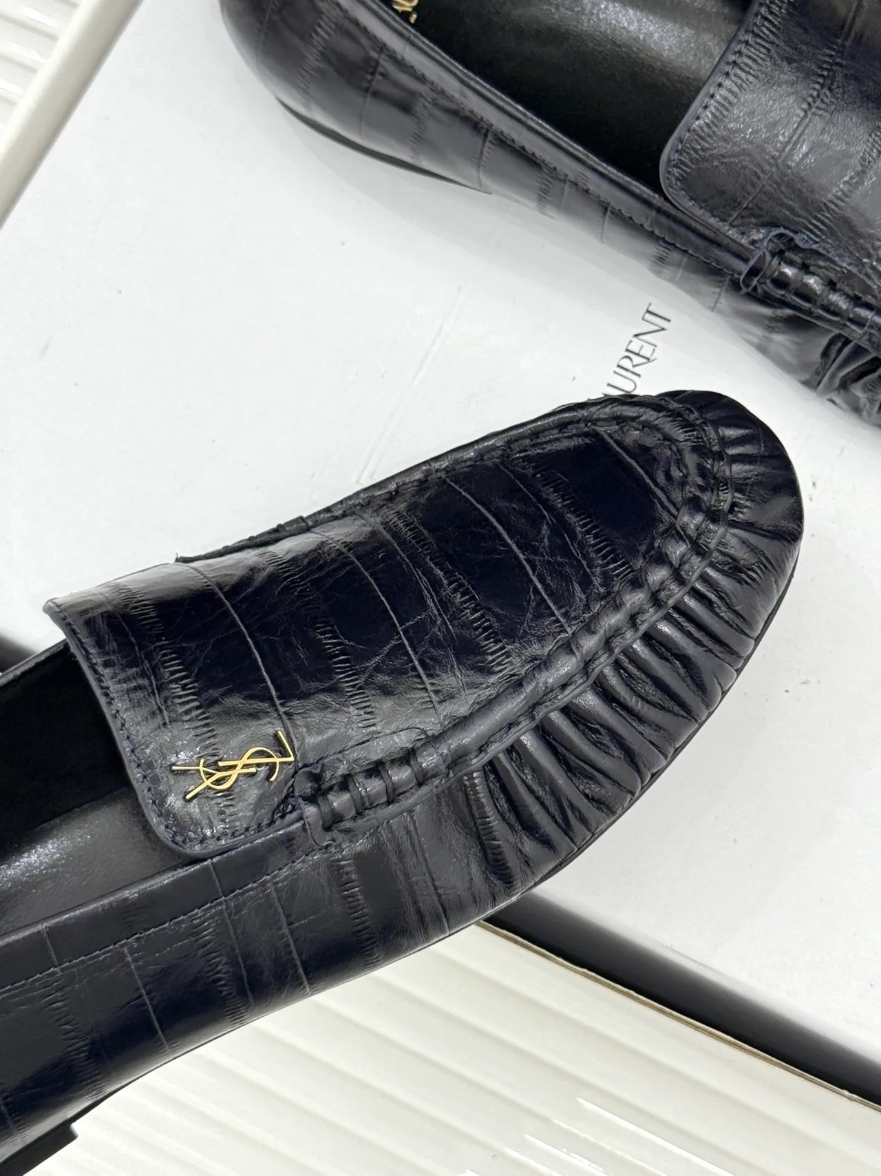 Loafer Saint Laurent Noir Or Cuir Croc-Embossed Ruched Vamp Loafer 4