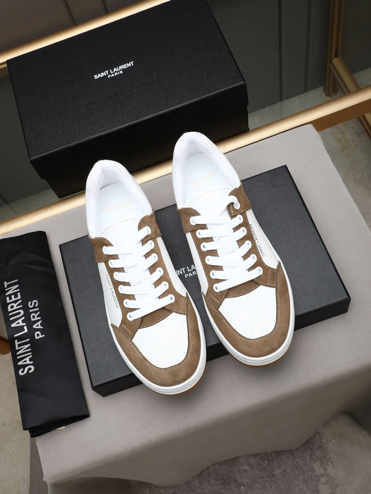 Saint Laurent Sneakers Lifestyle Blanc et Marron Basse en Suède et Cuir Perforé 2
