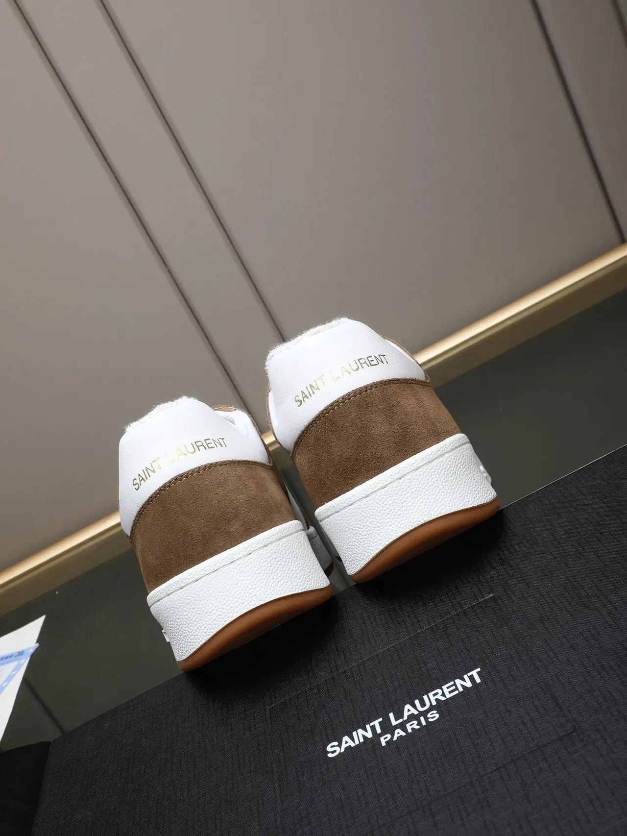 Saint Laurent Sneakers Lifestyle Blanc et Marron Basse en Suède et Cuir Perforé 3