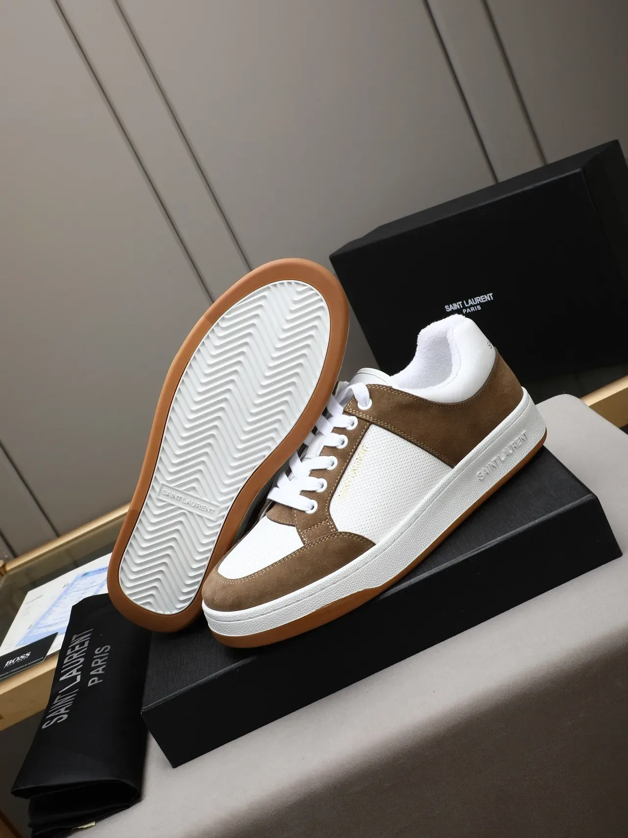 Saint Laurent Sneakers Lifestyle Blanc et Marron Basse en Suède et Cuir Perforé 4