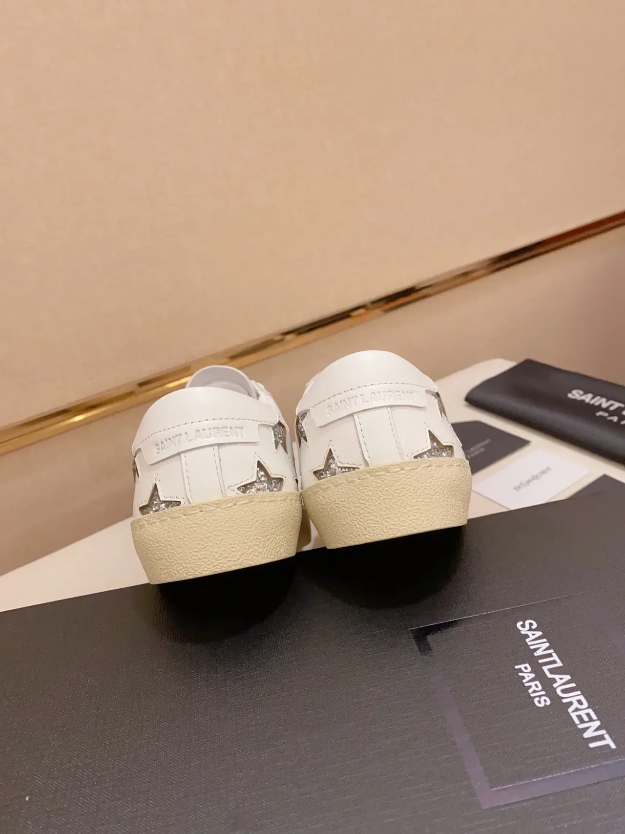 Saint Laurent Sneakers Lifestyle Blanc Argent Cuir Étoiles Brillantes Décoratives 4