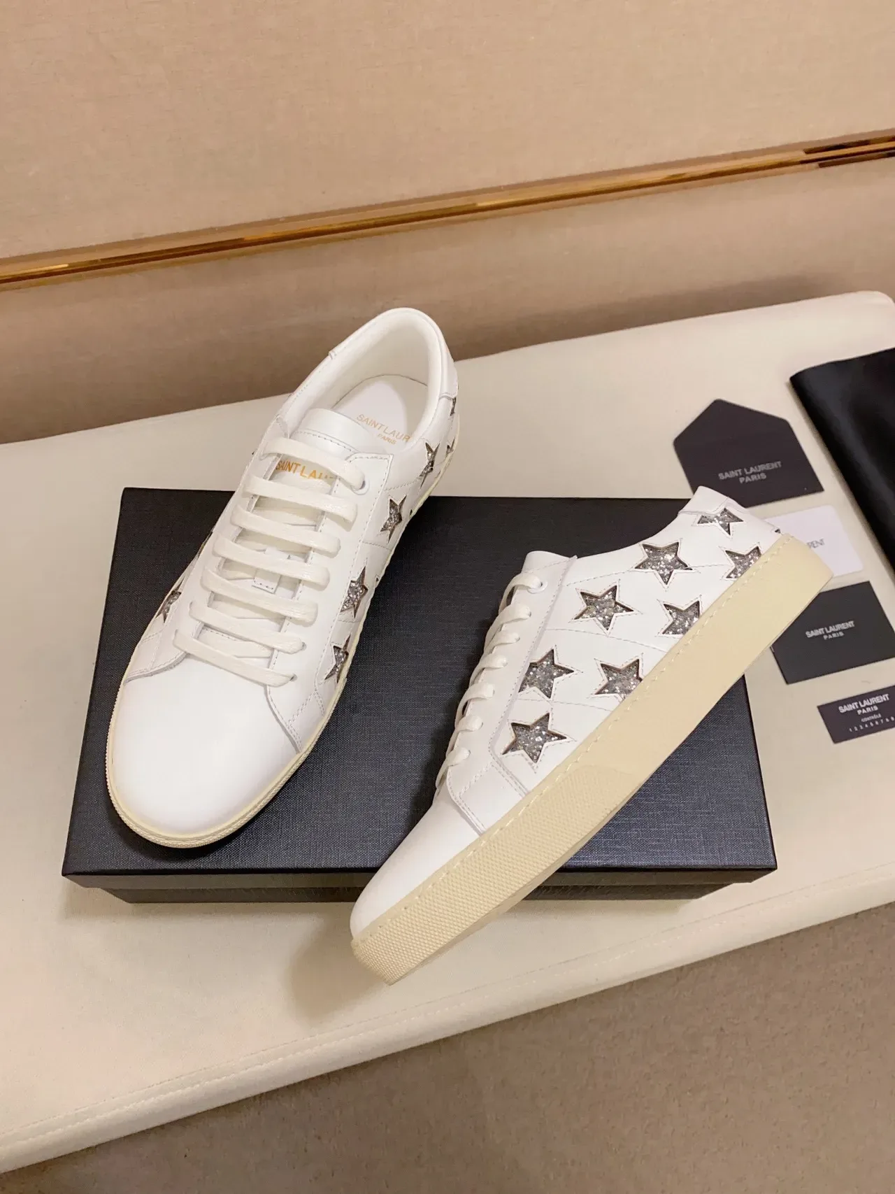 Saint Laurent Sneakers Lifestyle Blanc Argent Cuir Étoiles Brillantes Décoratives 5