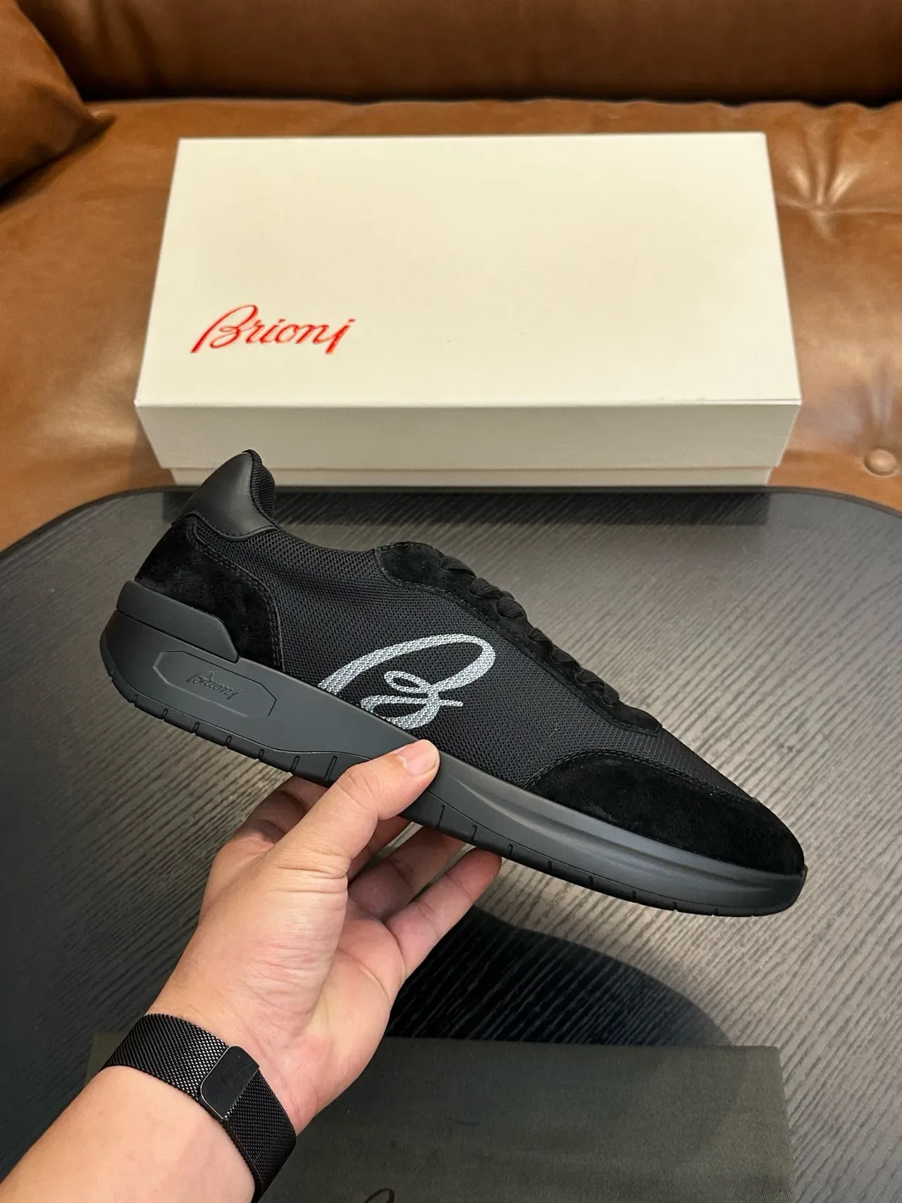 Ferragamo काली मेश और सुड लॉगो स्नीकर 2