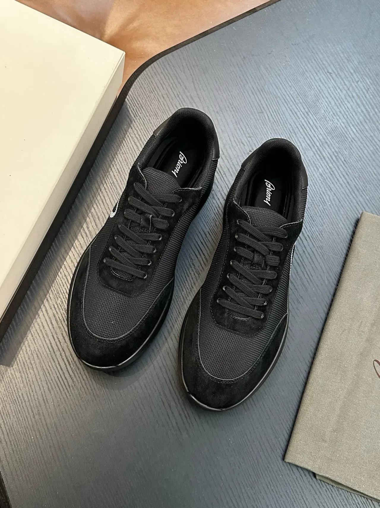 Ferragamo काली मेश और सुड लॉगो स्नीकर 4
