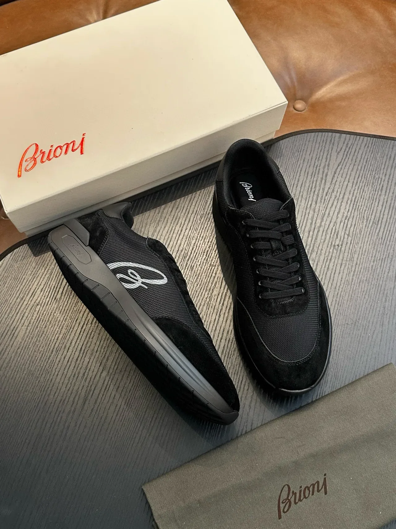 Ferragamo काली मेश और सुड लॉगो स्नीकर 5