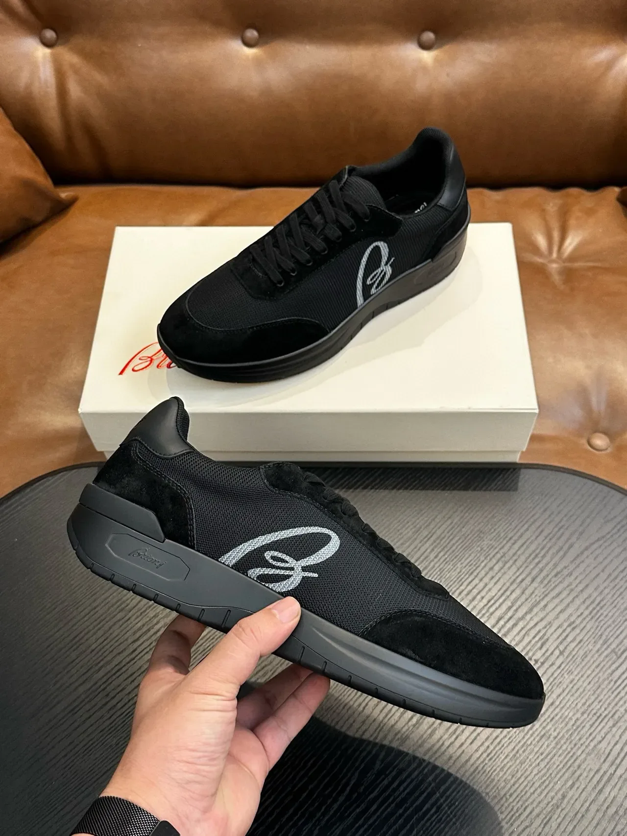 Ferragamo काली मेश और सुड लॉगो स्नीकर 6