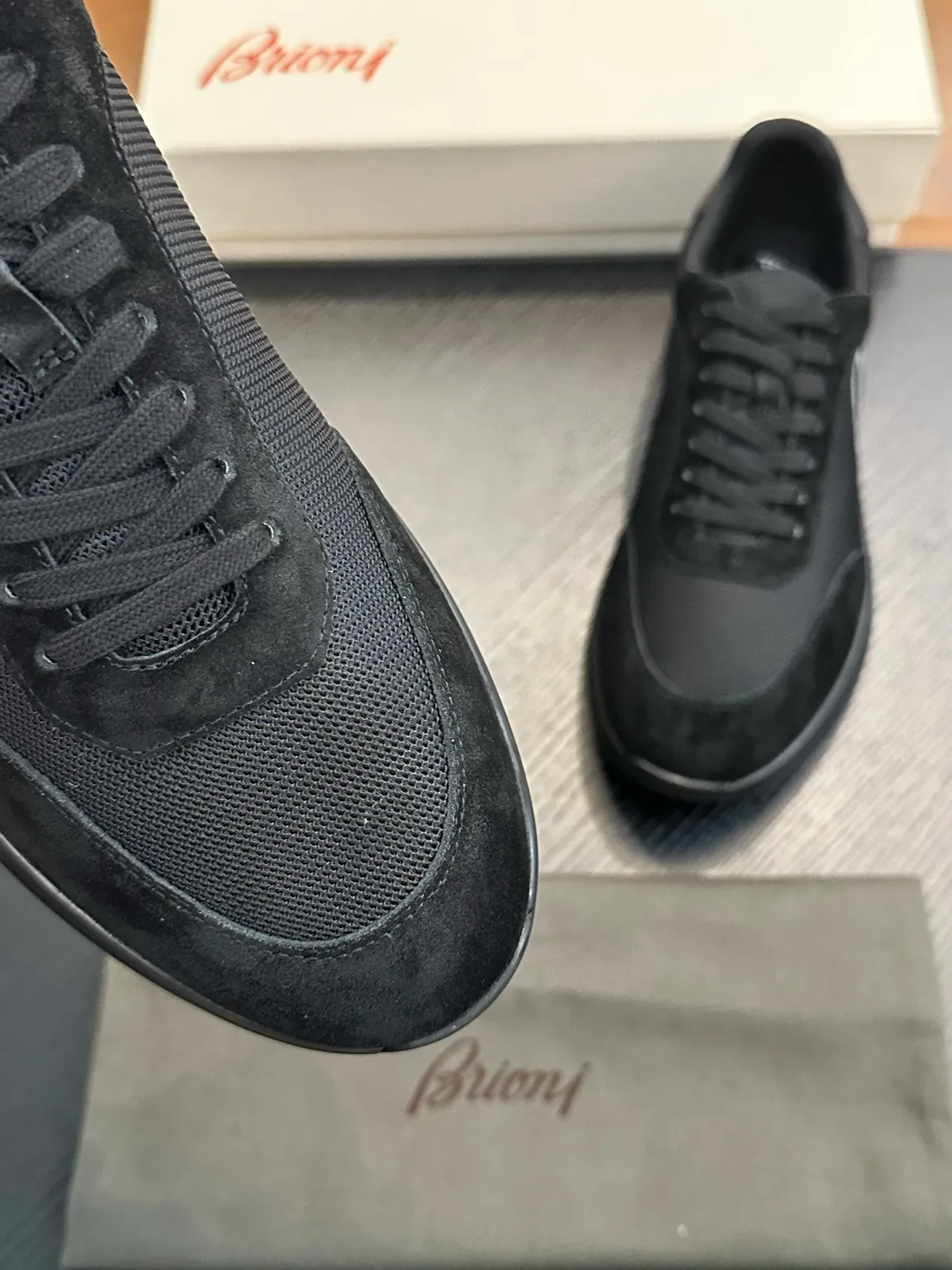 Ferragamo काली मेश और सुड लॉगो स्नीकर 7