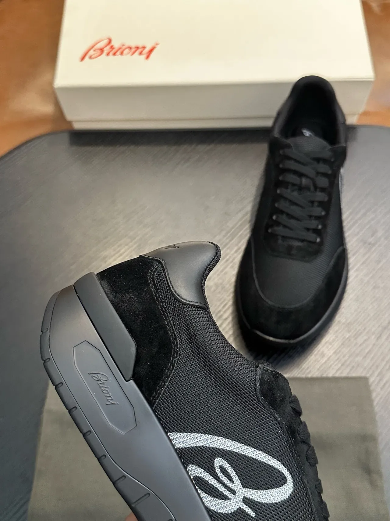 Ferragamo काली मेश और सुड लॉगो स्नीकर 8