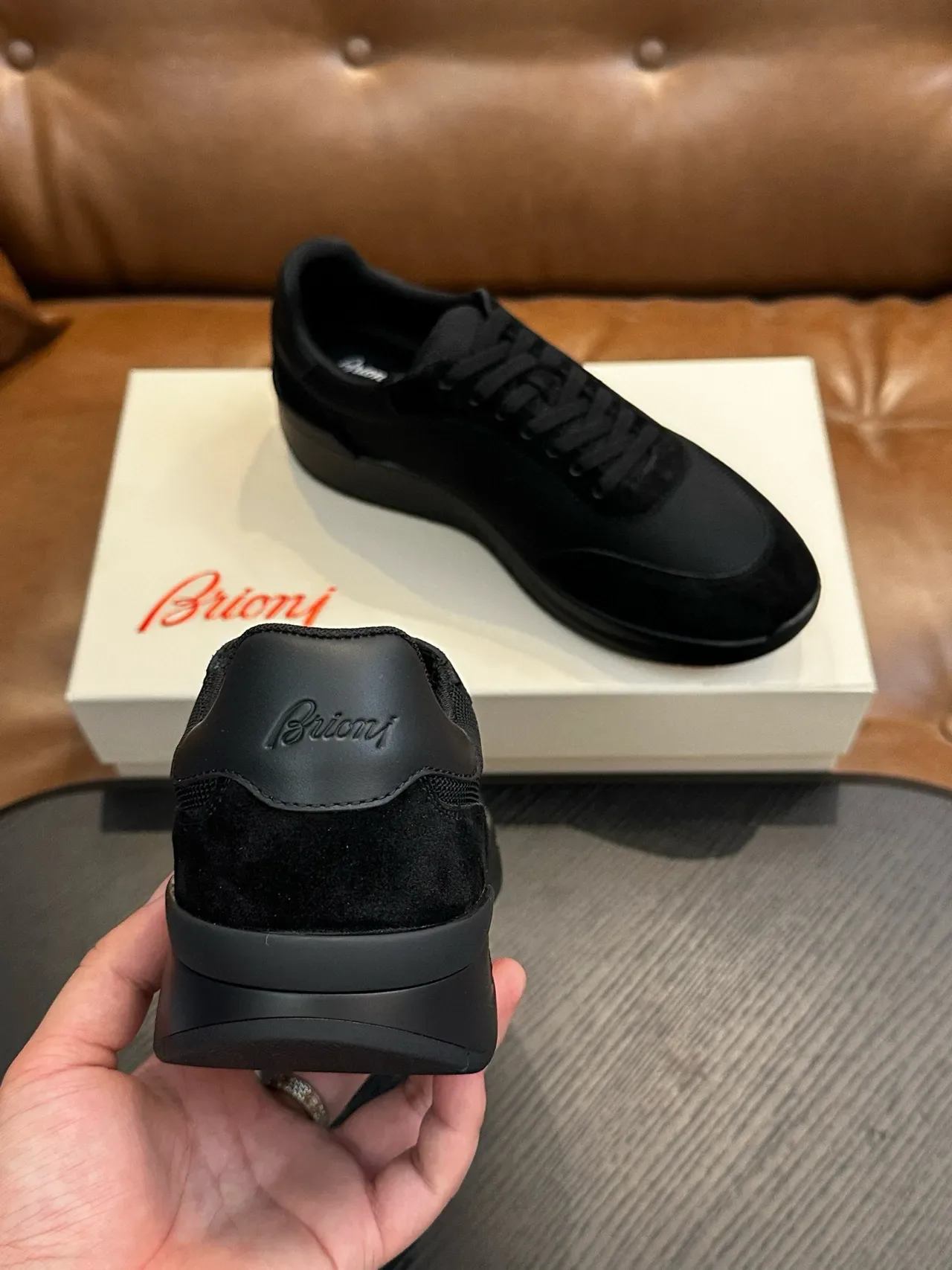 Ferragamo काली मेश और सुड लॉगो स्नीकर 9