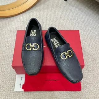 Salvatore Ferragamo Gancini नेवी ब्लू पेब्ल्ड लेदर लोफर्स