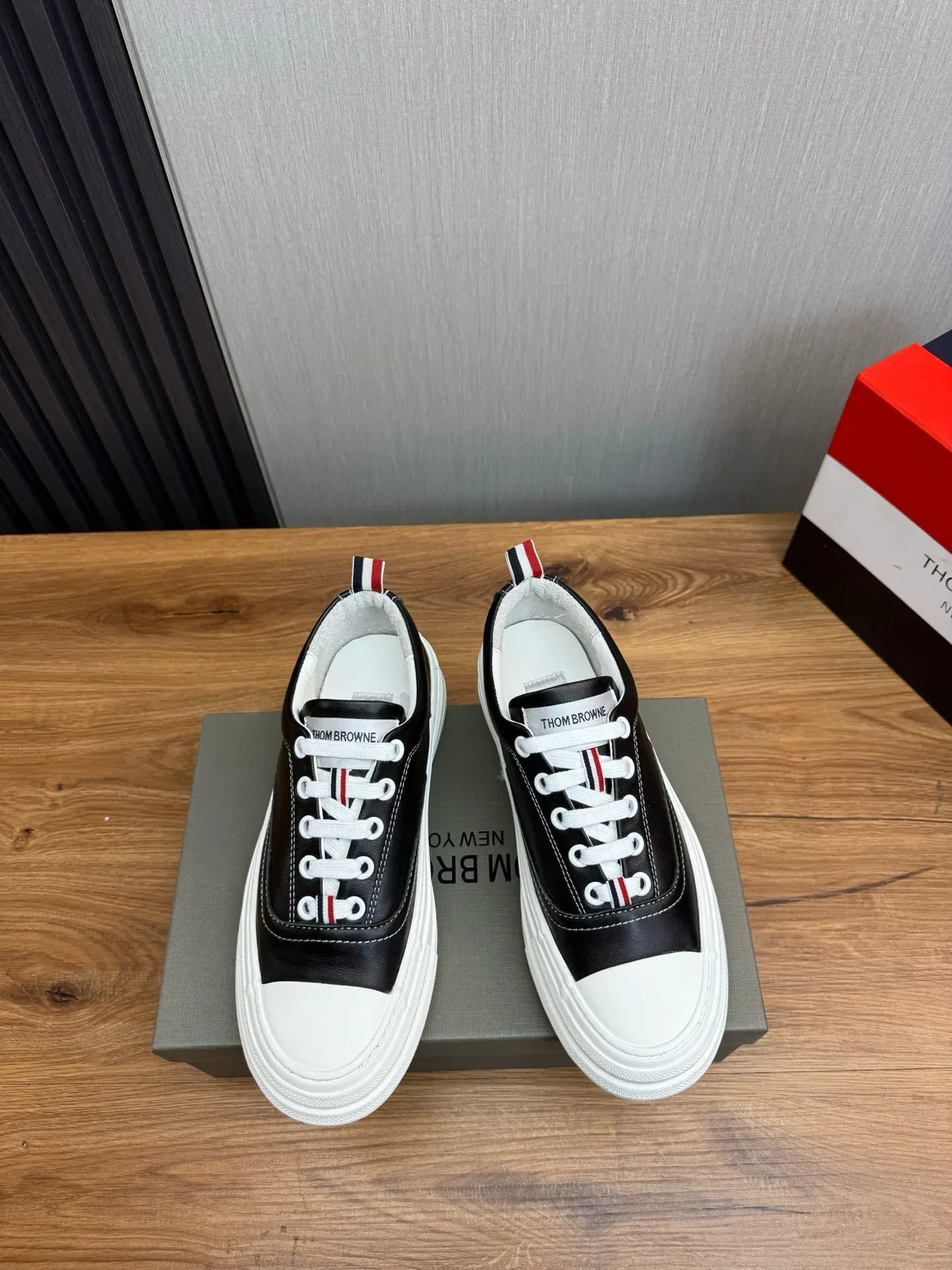 Thom Browne Baskets en cuir classiques Noir Blanc Rouge Navy Lifestyle Sneakers 2