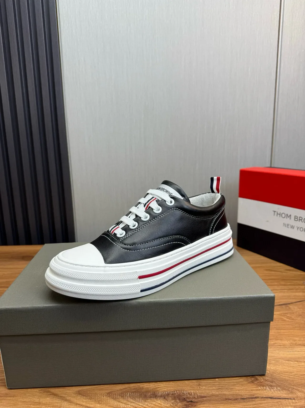 Thom Browne Baskets en cuir classiques Noir Blanc Rouge Navy Lifestyle Sneakers 3