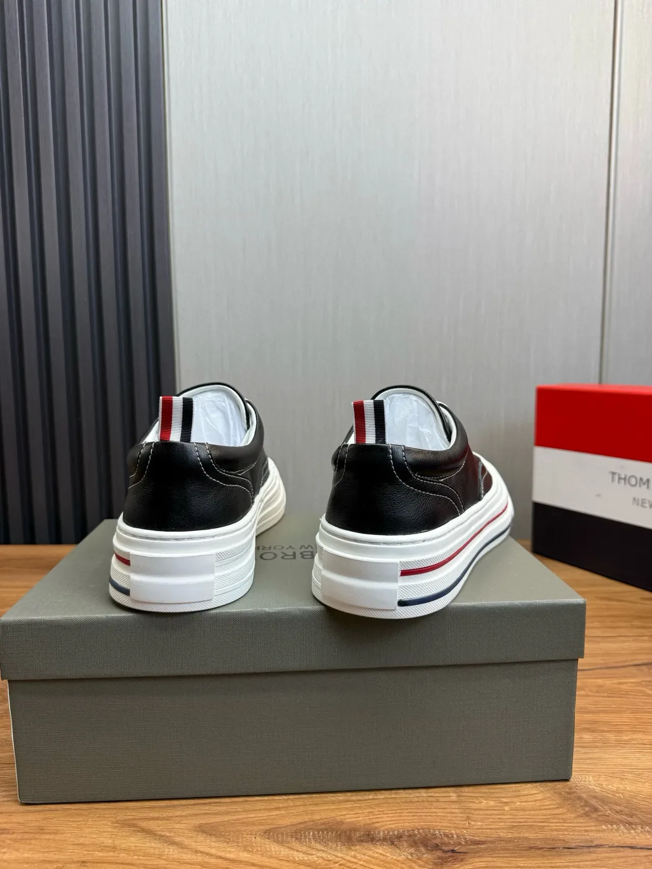 Thom Browne Baskets en cuir classiques Noir Blanc Rouge Navy Lifestyle Sneakers 4