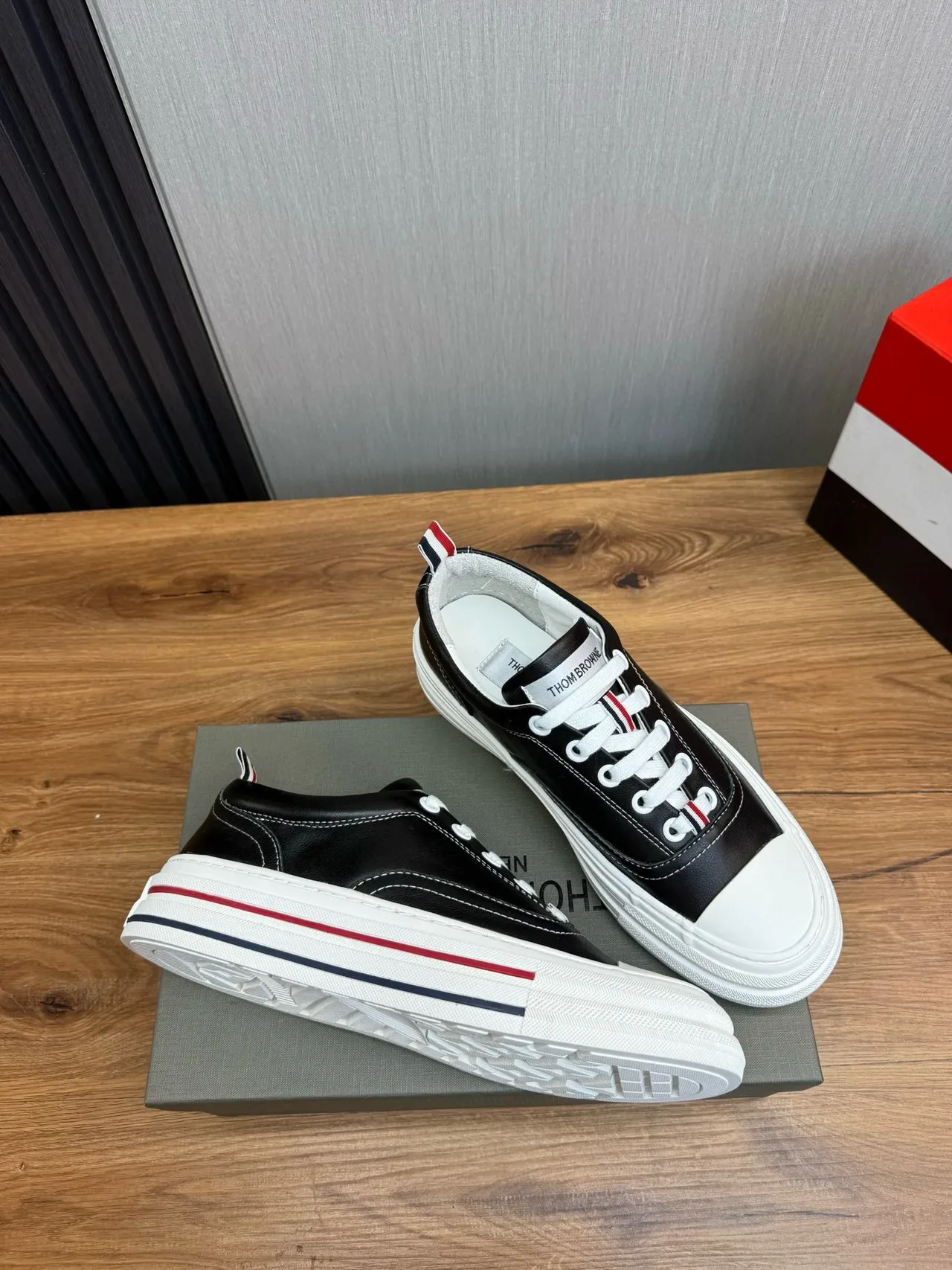Thom Browne Baskets en cuir classiques Noir Blanc Rouge Navy Lifestyle Sneakers 5