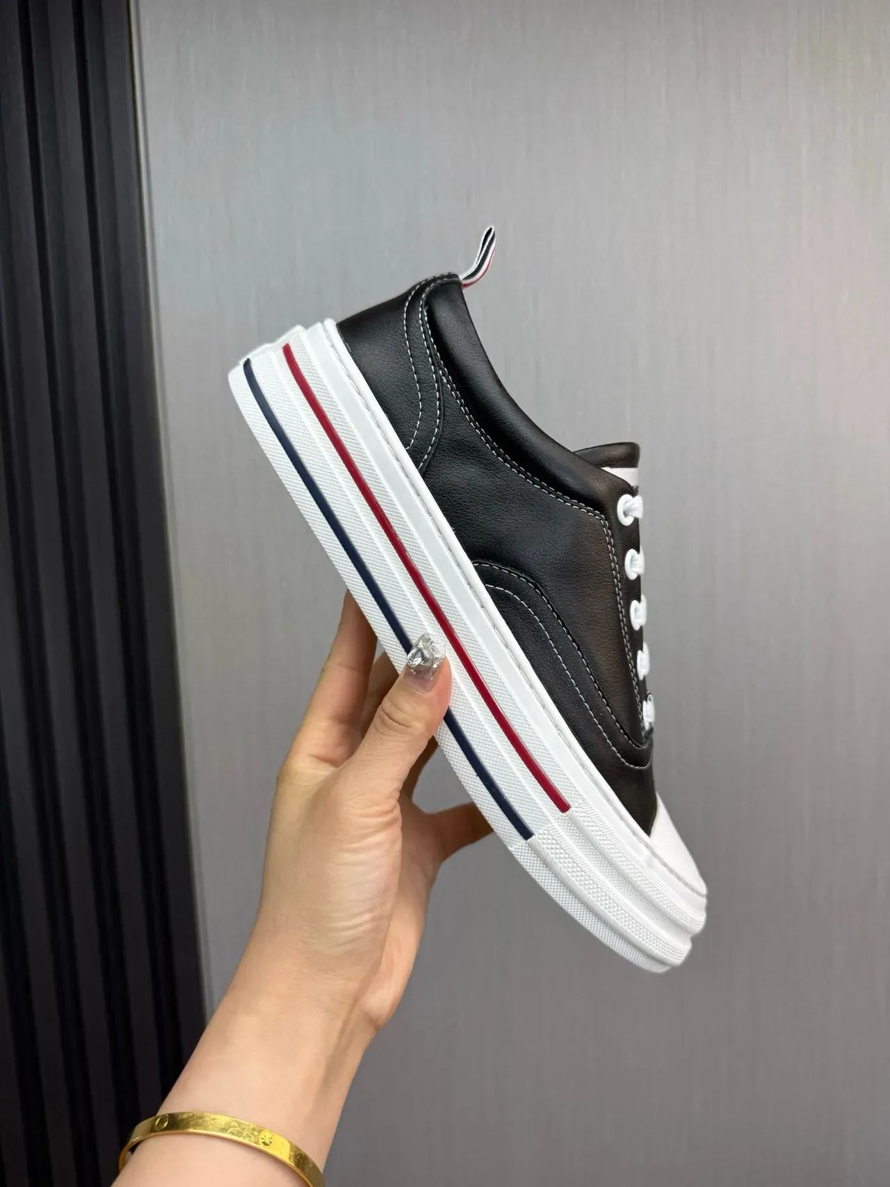 Thom Browne Baskets en cuir classiques Noir Blanc Rouge Navy Lifestyle Sneakers 6