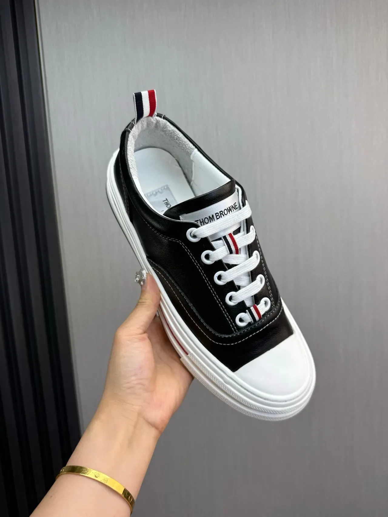 Thom Browne Baskets en cuir classiques Noir Blanc Rouge Navy Lifestyle Sneakers 7